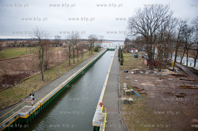 Montaz wazacych 135 ton dwoch sekcji przesla zwodzonego...