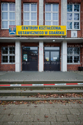 Gdansk. Zabezpieczony przez Policje teren Centrum Ksztalcenia...