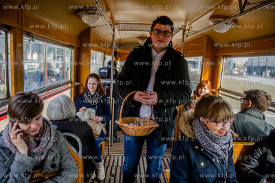 Gdansk. Dzien kobiet w zabytkowym tramwaju 105 N z...