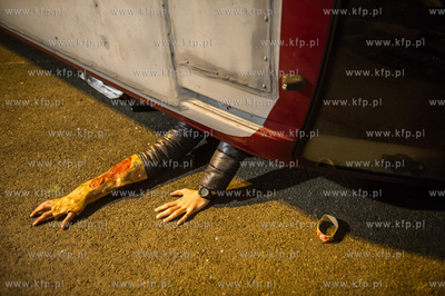 Symulowana akcja ratunkowa po zderzeniu trzech samochodow,...