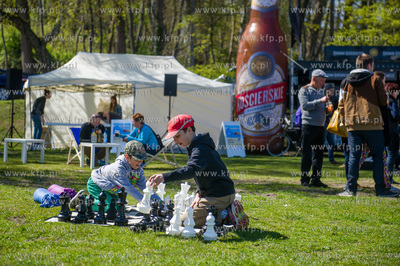 Gdynia. Skwer Arki Gdynia. Majowka przy Bulwarze, podczas...