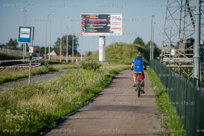 Gdańsk. Rowerzyści na ścieżce rowerowej wzdłuż...