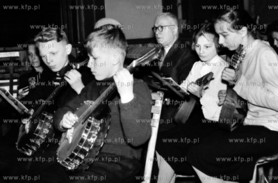 Zespol mandolinistow akompaniujacy mlodym aktorom z...