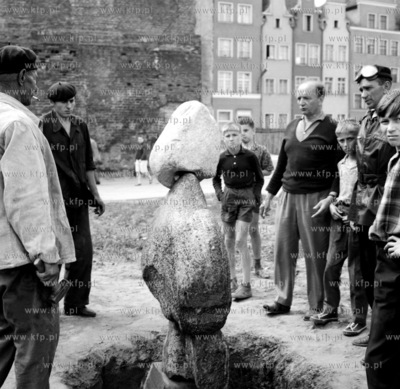 Artysta rzezbiarz Alfons Losowski wraz z pracownikami...