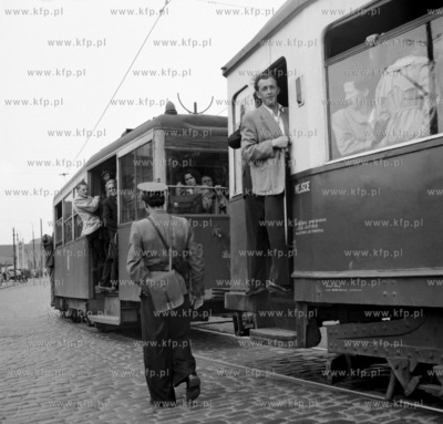 Zatloczony gdanski tramwaj i pilnujacy pasazerow milicjant....