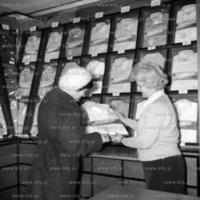 W sklepie z koszulami Wolczanki w Gdansku.  1961
0007632z
Fot....