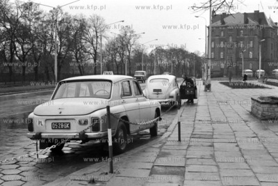 Postoj taksowek przy dworcu autobusowym na ulicy 3...