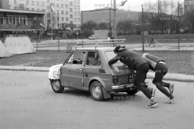 Ustalanie rekordu świata w popychaniu samochodu „Fiat...