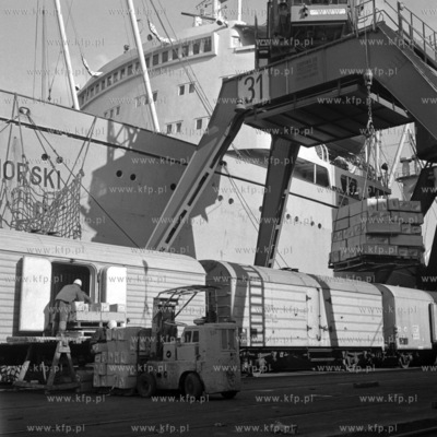 Wyładunek towarów przeznaczonych na eksport w porcie...