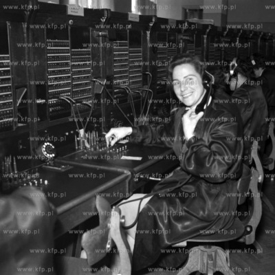 Pracownica Telekomunikacji Polskiej przy obsludze połączeń...