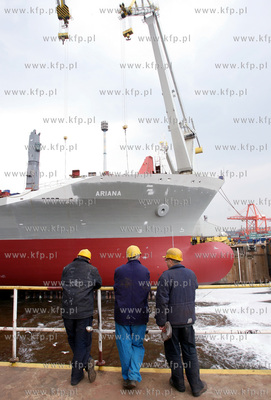 Gdynia. Wodowanie m/s Ariana w suchym doku Stoczni...
