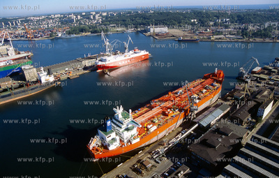 Port Gdynia z lotu ptaka. Na pierwszym planie Basen...