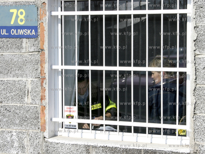 Wczesnym popoludniem trzech uzbrojonych mezczyzn dokonalo...