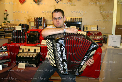 Wystawa akordeonow w krzywym domku na sopockim deptaku....