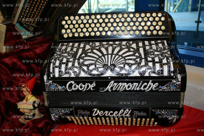 Wystawa akordeonow w krzywym domku na sopockim deptaku....