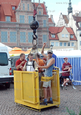 Gdansk. Kosz 55-metrowego dzwigu ustawionego przy ul....