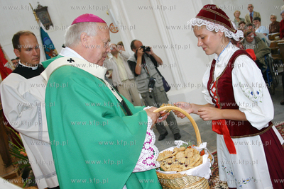 Gdansk. Uroczystosci odsloniecia i poswiecenia oltarza...