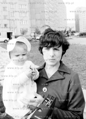 Danuta Walesa z dzieckiem na gdanskiej Zaspie. 1989...