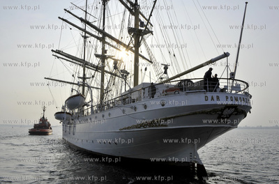 Najstarszy polski zaglowiec Dar Pomorza bedacy obecnie...