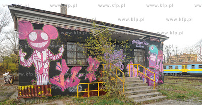 Artystyczne graffiti wykonywane na siedzibie szkoly...