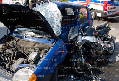 Gdansk, ul. Kartuska. Kierujacy motocyklem marki Honda...