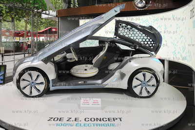 Salony samochodowe na Polach Elizejskich (Champs Elysee...