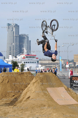 BMX Dirt Jumping - przed Akwarium Gdynskim na Molo...