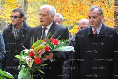 Cmentarz witominski w Gdyni. Przewodniczacy Europarlamentu...