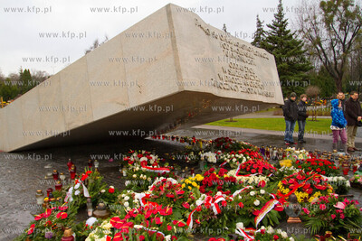 Pomnik upamietniajacy ofiary katastrofy z 10 kwietnia...