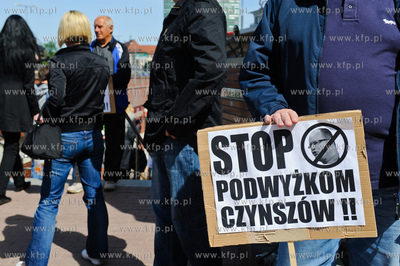 Gdansk. Plac przed City Forum. Protest ok 200 osob...
