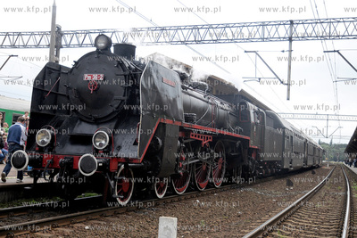 Pociag "Heweliusz", prowadzony przez parowoz z wolsztynskiej...