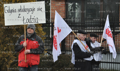 Protest pracownikow gdynskiej fabryki Coca-Coli. Pikieta...