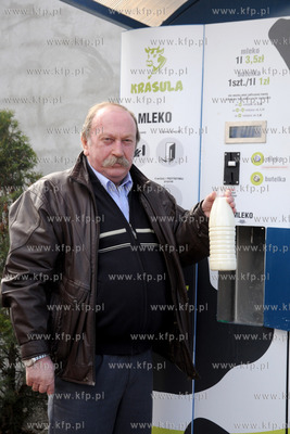 Mlekomat przy Placu Dworcowym w Gdyni Chyloni. 13.04.2012...