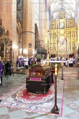 Bazylika katedralna w Pelplinie. Uroczystości pogrzebowe...