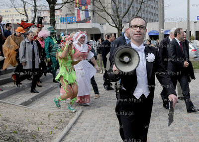 Zawieszenie wiechy na Teatrze Muzycznym w Gdyni. Nz....