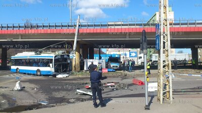 Wypadek przy estakadzie Kwiatkowskiego na wysokosci...