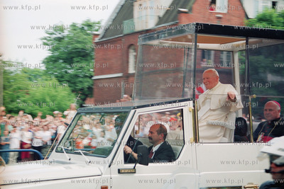 Papiez Jan Pawel II w Trojmiescie Na zdjeciu Oczekujacy...