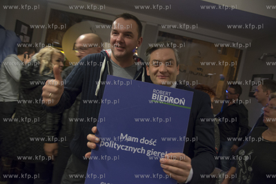 Wieczor wyborczy w sztabie kandydata na prezydenta...