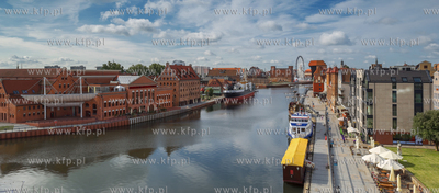 Gdansk. Widok z hotelu Hilton na Motlawe. Po lewej...