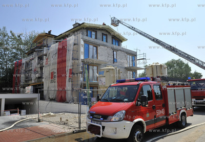 Sopot. Ulica Lokietka 55. Pozar dachu na budowie apartamentowca....