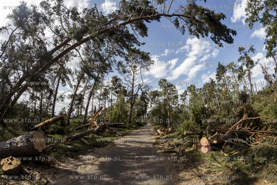Skutki nawałnicy, która z piątku na sobotę przeszła...