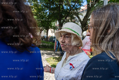 Uroczystości złożenia kwiatów pod pomnikiem Pamięci...