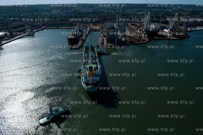 Stocznia Gdynia z lotu ptaka. NZ wprowadzanie statku...
