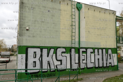 Grafity na elewacji budynku przy uliy Tysiąclecia...