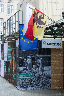 Tablice informacyjne z fotografiami pochodzącymi ze...