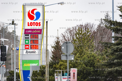 Gdańsk Osowa. Nz. Stacja benzynowa Lotos w stronę...