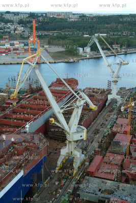 Stocznia Gdynia, widok z suwnicy. W dole suchy dok...