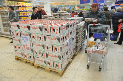 Oficjalne otwarcie dla klientow centrum handlowego...