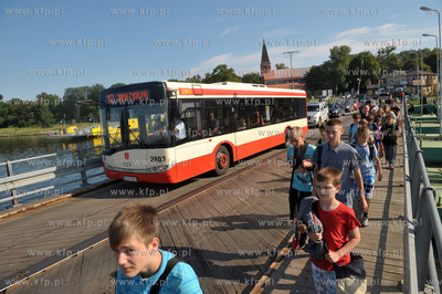 Sobieszewo. Przez most pontonowy na Martwej Wisle laczacy...