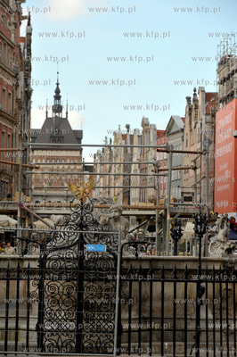 Gdansk. Demontaz figury Neptuna z fontanny na Dlugim...